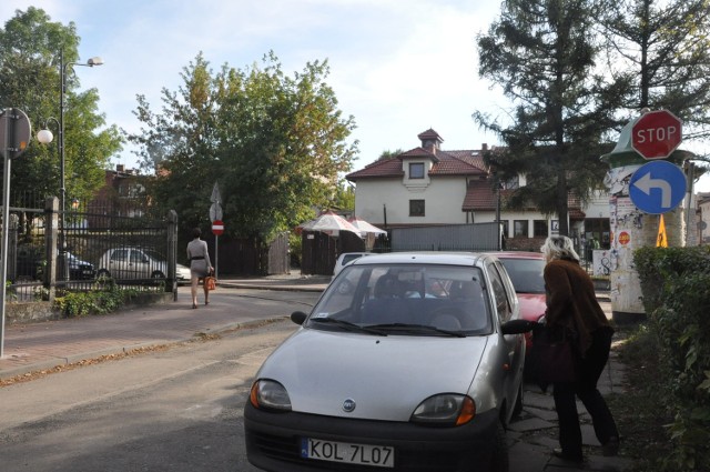 Znak nakazuje skręt w ulicę, gdzie jest znak zakaz wjazdu