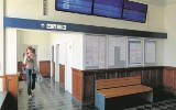 Dworzec PKP w Piotrkowie: pasażerowie narzekają na brak toalet i psujące się tablice