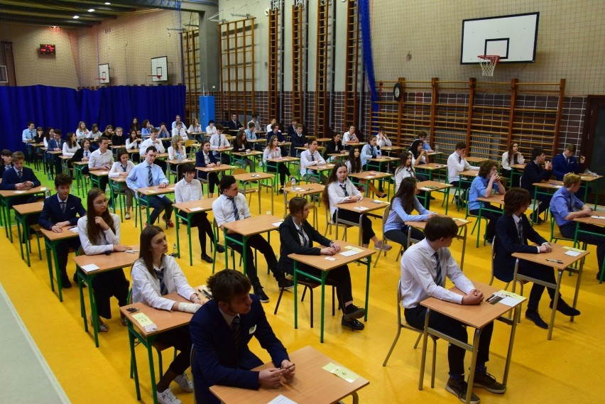 Uczniowie tuż przed rozpoczęciem egzaminu gimnazjalnego