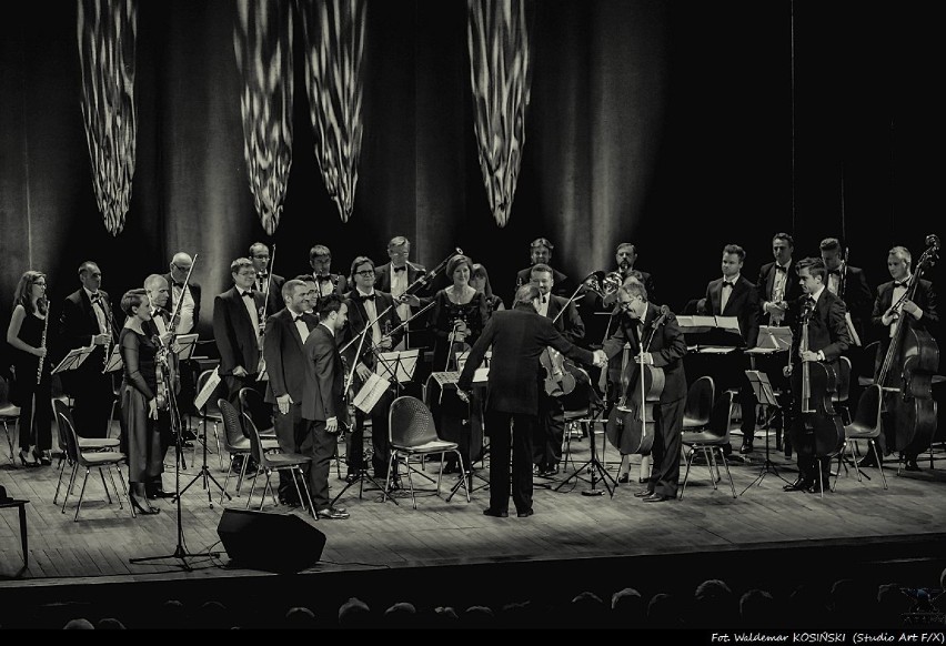 Kwidzyn: Jacek Wójcicki i orkiestra Le Quattro Stagioni w teatrze [ZDJĘCIA]