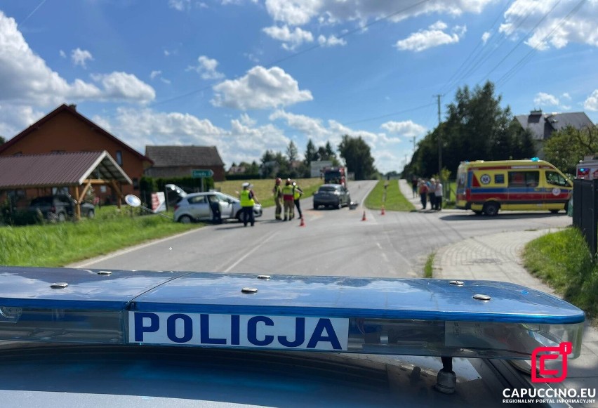Wypadek koło Brzeska, w Mokrzyskach doszło do zderzenia opla i nissana. Dwie kobiety kierujące pojazdami trafiły do szpitala. Zobacz zdjęcia