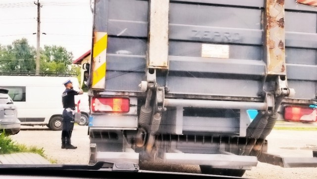 Policja powtórzyła akcję wymierzoną w kierowców pojazdów ciężarowych łamiących przepisy zakazu wjazdu i prowadzenia tranzytu ulicami miasta bez pozwolenia na wjazd docelowy