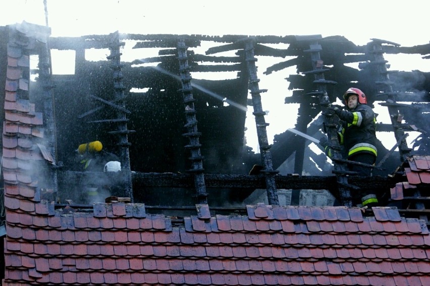 Pożar pod Długołęką. Dwie rodziny straciły dach nad głową (ZDJĘCIA)