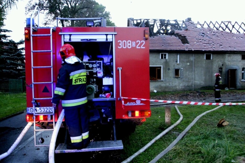 Pożar pod Długołęką. Dwie rodziny straciły dach nad głową (ZDJĘCIA)