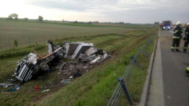 -&nbsp;Kierowca ciężarowego tira z naczepą, który jechał autostradą A1 w kierunku Gdańska, nagle skręcił w prawo, zniszczył bariery linowe i zsunął się z nasypu - informuje st. asp. Tomasz Manuszewski z KPP w Chełmnie. - Zatrzymał się na prawym boku, na pasie zieleni. 

Przeczytaj koniecznie: W Toruniu pobili gości z Danii, bo nie mówili w Polsce po polsku!

Do wypadku doszło dzisiaj po godz. 6 rano na 114 kilometrze A1 w okolicy Drzonowa.
-&nbsp;Dwie osoby jadące tym pojazdem zostały poszkodowane, ale bardziej ucierpiał w tym zdarzeniu 23-letni kierowca - dodaje Tomasz Manuszewski. - Trafił do szpitala z poważnymi obrażeniami kręgosłupa, kończyn dolnych oraz urazem głowy. Tir przewoził elementy betonowego zbiornika od ścieków i te rozsypały się na pasie zieleni. 

Utrudnienia w ruchu nie trwały długo, tylko gdy na prawym pasie pojawiły się służby porządkowe. 
-&nbsp;Nie zrobiły się korki, tym bardziej, że nie było zbytniego natężenia ruchu - dodaje policjant. - Potem jeszcze zablokowano autostradę, gdy przyjechał holownik wyciągnąć pojazd. Wówczas wprowadzono objazdy w Turznie.  


Wideo: Pogoda na dzień + 4 kolejne dni (09 + 10-13.08.2017) | POLSKA

źródło: TVN Meteo/x-news
