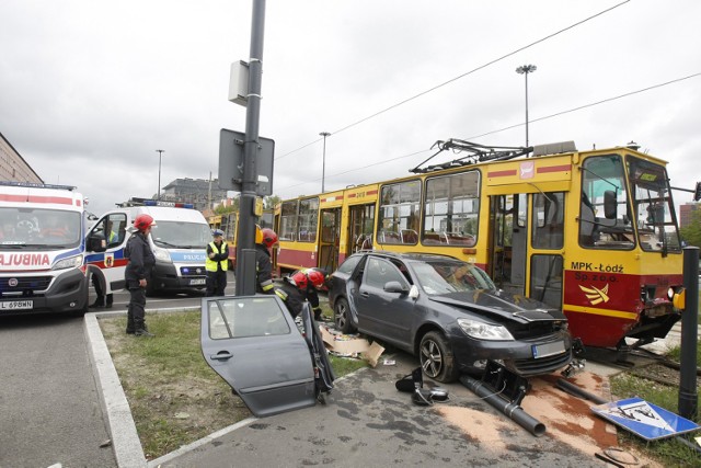 W piątek, 15 lipca, na ulicy Żeromskiego przy ul. Mickiewicza w Łodzi samochód osobowy zderzył się z tramwajem