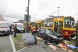 Wypadek na Żeromskiego w Łodzi. Samochód zderzył się z tramwajem [ZDJĘCIA]