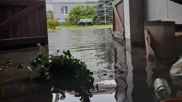 Mieszkańcy bloków przy ulicy Ogrodowej w Świebodzinie od kilku lat podczas opadów deszczu mają problem.