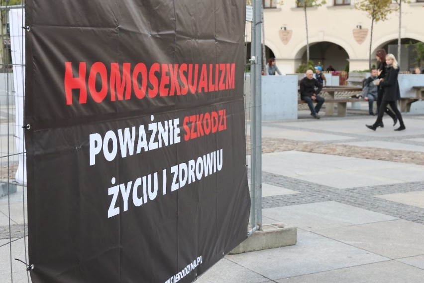 Kontrowersyjna wystawa w centrum Kielc. Uderza w homoseksualistów 