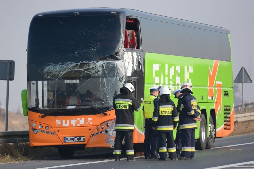 Wypadek autobusu, ciężarówki i samochodu w Zbrachlinie [wideo, zdjęcia]