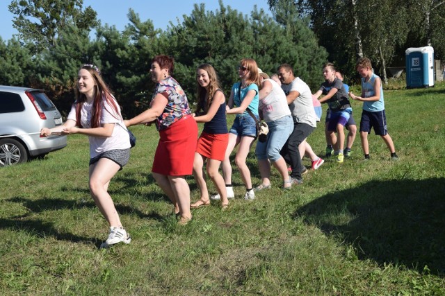 Mieszkańcy Turzna i Turzynka w gminie Raciążek, dwóch wsi, które od reszty gminy dzieli autostrada A-1 i krajowa droga nr 91 bawili się w Turznie na pikniku integracyjnym, zorganizowanym przez Lokalną Grupę Działania Stowarzyszenie "Partnerstwo dla Ziemi Kujawskiej" przy współpracy z Gminnym Ośrodkiem Kultury i społecznościami obu wiosek. Było wiele akcentów kujawskich, od stroju sołtysa Jana Myszaka przez sypanie na asfalcie piaskowych kujawskich ozdób po piosenki w wykonaniu zespołu "Raj" i kujawskie jadło. Przygotowano wiele atrakcji dla dzieci, nie nudzili się dorośli. Były m.in. warsztaty kulinarne, na których uczono , jak zrobić dobry bigos z cukinii. Wspólna zabawa trwała do północy.



Info z Polski - 03.08.2017

