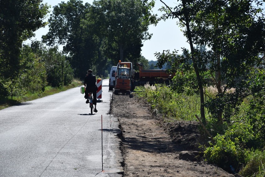 Budują już chodnik wzdłuż ul. Baszkowskiej w Kobylinie [ZDJĘCIA]