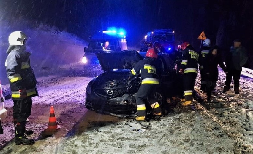 Trzy osoby zostały poszkodowane w zderzeniu mazdy z oplem