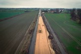 Trwa rozbudowa drogi krajowej nr 22 w gminie Stare Pole. Za 10 miesięcy nowa trasa będzie gotowa i skończą się utrudnienia