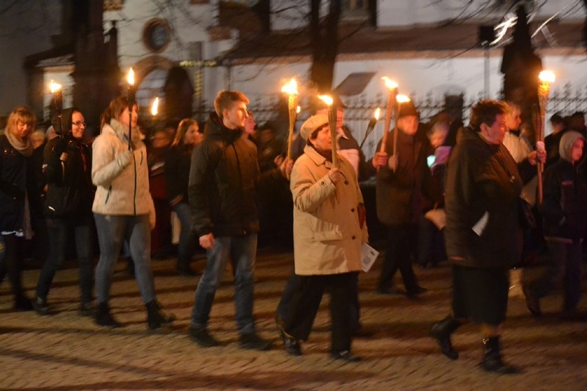 Droga Krzyżowa 2015 w Bytomiu. Wierni przeszli ulicami