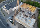 Kiedyś kino Odeon w Radomiu, teraz apartamentowce. Jak idzie budowa? Zobacz obiekt z lotu ptaka