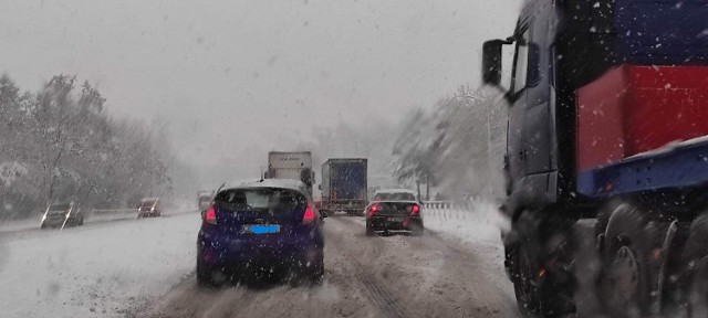 Takie warunki zdecydowanie utrudniają kierowcom jazdę i zwiększają ryzyko wypadków. Pomóc mogą tylko służby drogowe.