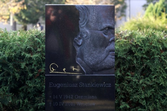 Na cmentarzu Osobowickim (pole 79) znajduje się grób Eugeniusza Geta-Stankiewicza, a właściwie Eugeniusza Józefa Stankiewicza - znanego wrocławskiego artysty, grafika i rzeźbiarza.