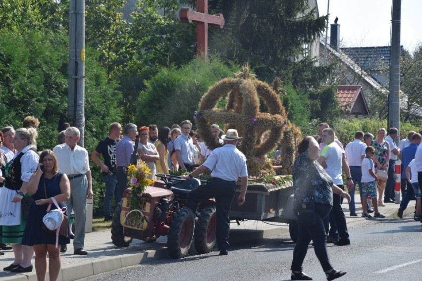 Dożynki gminne w Cewicach. Podziękowania za pracę rolników i dużo dobrej zabawy [ZDJĘCIA,WIDEO]