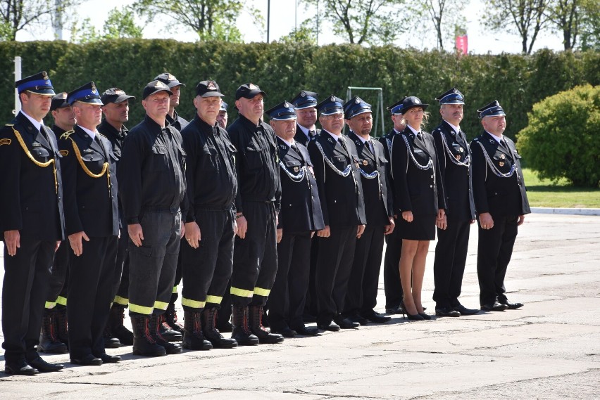 Powiatowe obchody Dnia Strażaka w Grodzisku. Uroczysty apel z odznaczeniami dla zasłużonych