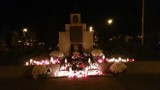 Cmentarz w Helu wieczorową porą: uroczystość Wszystkich Świętych i chwile spędzone na wspomnieniach o zmarłych | ZDJĘCIA