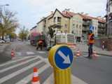 Zaczęło się! W końcu powstaje wyniesienie przejścia dla pieszych na ulicy Wojska Polskiego. Staną tam też nowe latarnie