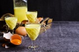 Ajerkoniak, czyli jajeczny likier na bazie surowych żółtek. Sprawdź, jak należy przechowywać ten słodki trunek. Czy ajerkoniak jest zdrowy?