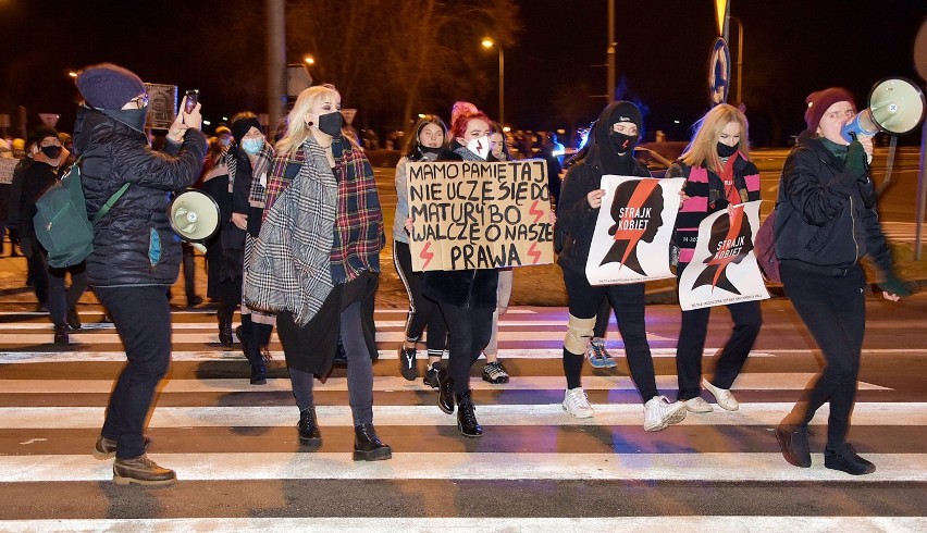 Piła. W piątek odbył się protest przeciwko wyrokowi Trybunału Konstytucyjnego [ZDJĘCIA]