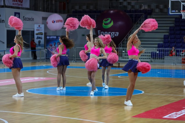 Cheerleaderki na meczu Kinga Szczecin z Anwilem Włocławek.