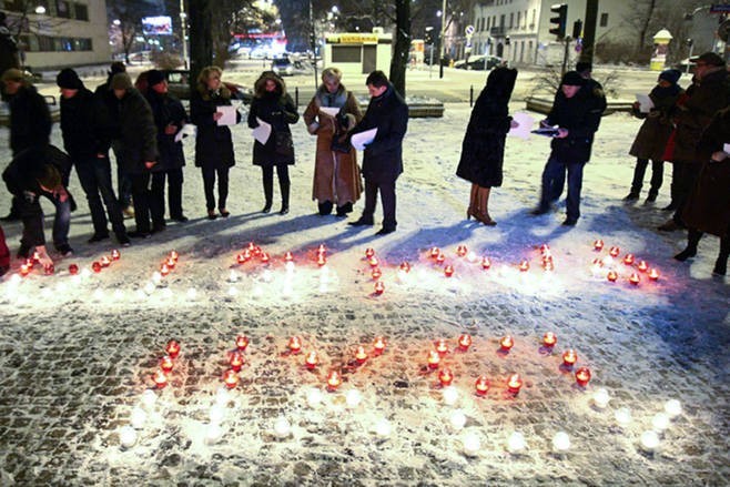 W Łodzi Młodzi Demokraci zapalili znicze ustawione w kształt...