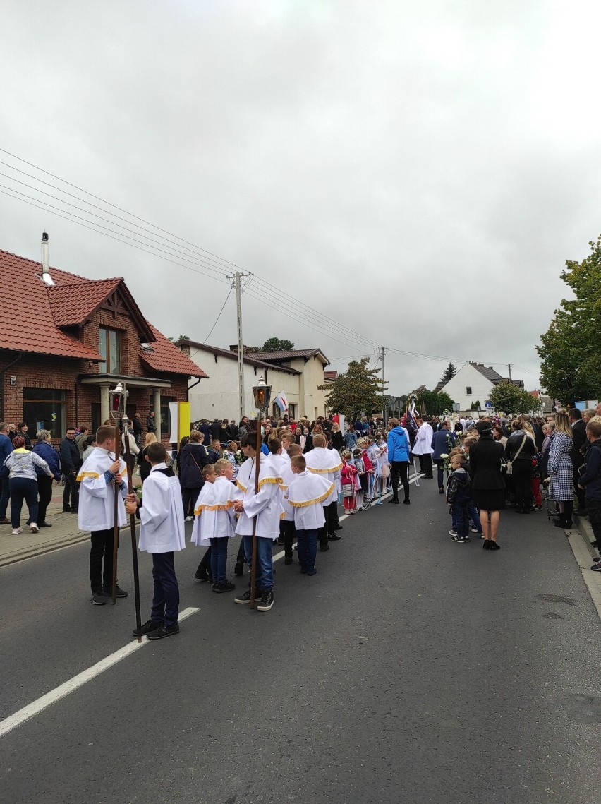 Duszniki. Nawiedzenie kopii obrazu Matki Boskiej Częstochowskiej. Witał ją tłum wiernych