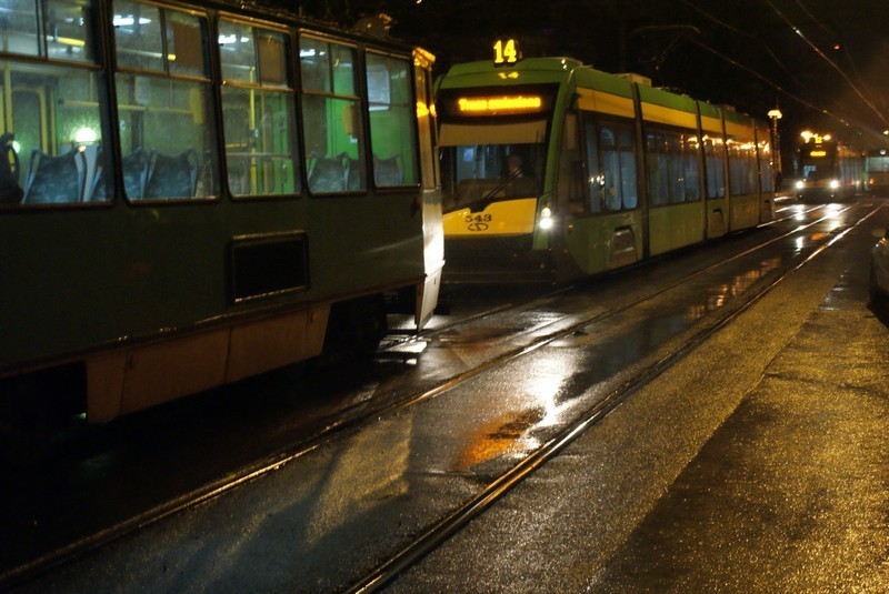 Poznań: Przed Operą terenowy nissan zderzył się z tramwajem [ZDJĘCIA]