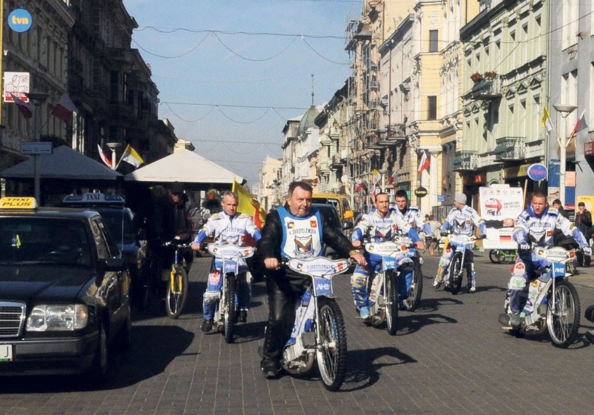 Żużlowcy Orła ze sponsorem Witoldem Skrzydlewskim na czele...