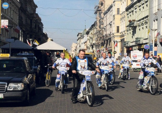 Żużlowcy Orła ze sponsorem Witoldem Skrzydlewskim na czele jadą ulicą Piotrkowską.