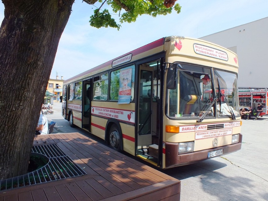 Akcja krwiodawstwa w Bełchatowie. Autobus do pobierania krwi...