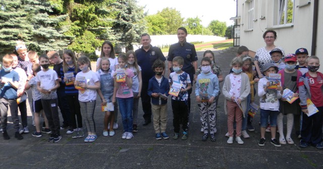 Funkcjonariusze odwiedzili dzieci ze Szkoły Podstawowej w Służewie