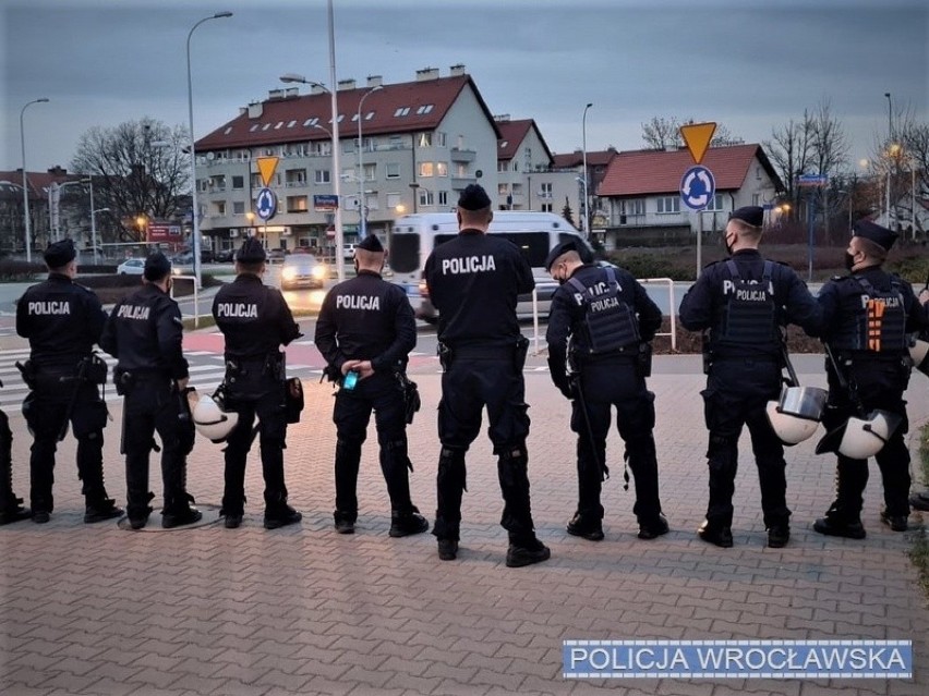 Wrocław. Mandaty dla kibiców pod stadionem. Dwie osoby zatrzymane