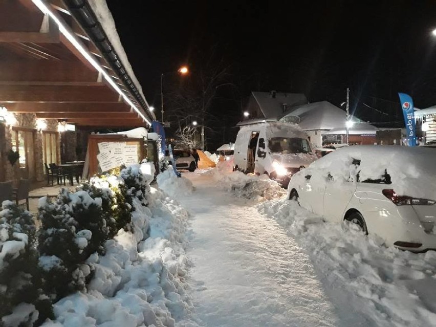 Szczyrk sparaliżowany od śniegu i tysięcy turystów. Nawet 10 tys. samochodów przyjechało tu w sobotę ZDJĘCIA