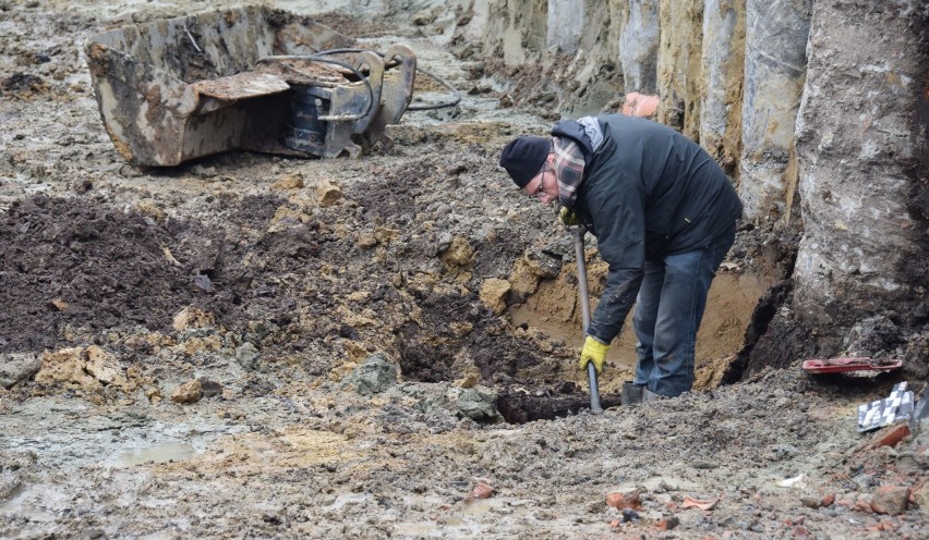 Archeolodzy z Muzeum Podkarpackiego natrafili na studnie z początków istnienia Krosna. Odkryli w nich dziesiątki przedmiotów [ZDJĘCIA] 
