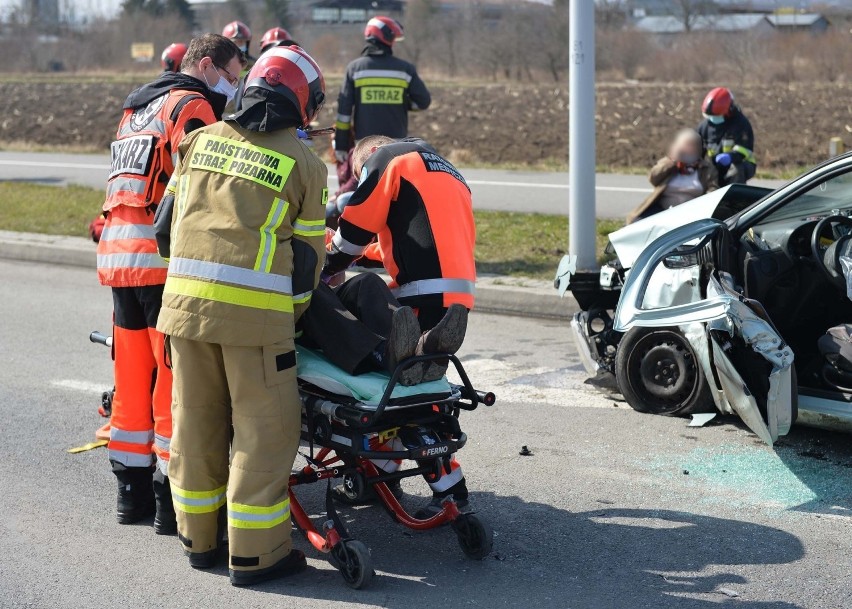 Wypadek w Przemyślu. Na skrzyżowaniu ul. Topolowej z al. Żołnierzy Wyklętych zderzyły się dwie osobówki. 3 osoby ranne [ZDJĘCIA]