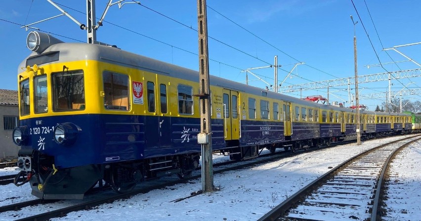 Elektryczny zespół trakcyjny EN57 nr 038 - najstarszy tej serii w Polsce - kursuje między Tłuszczem i Ostrołęką. Zdjęcia