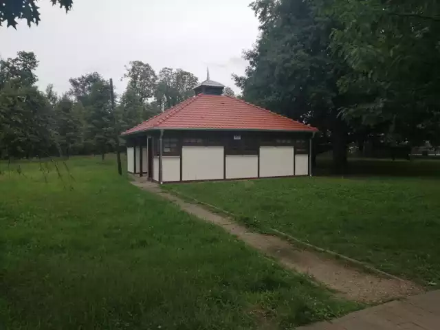 Szalet koło stadionu, który został ostatnio odremontowany, ale w dni powszednie czynny jest tylko do godz. 15