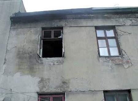 Na zdjęciu: Okno mieszkania, w którym zginął mężczyzna.