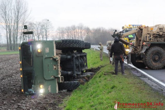 W sobotę rano w Lubiniu (gm. Trzemeszno) zestaw ciężkich pojazdów amerykańskiej armii ugrzązł w przydrożnym rowie. 

Zobacz więcej na: Amerykańskie wojsko wylądowało w rowie