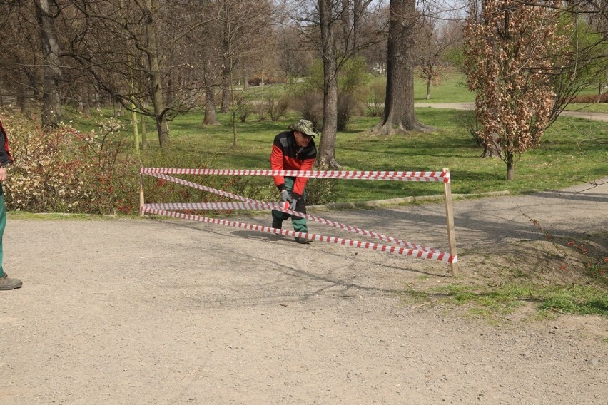 Zakaz wstępu do parku w Legnicy, wejścia zabezpieczono...