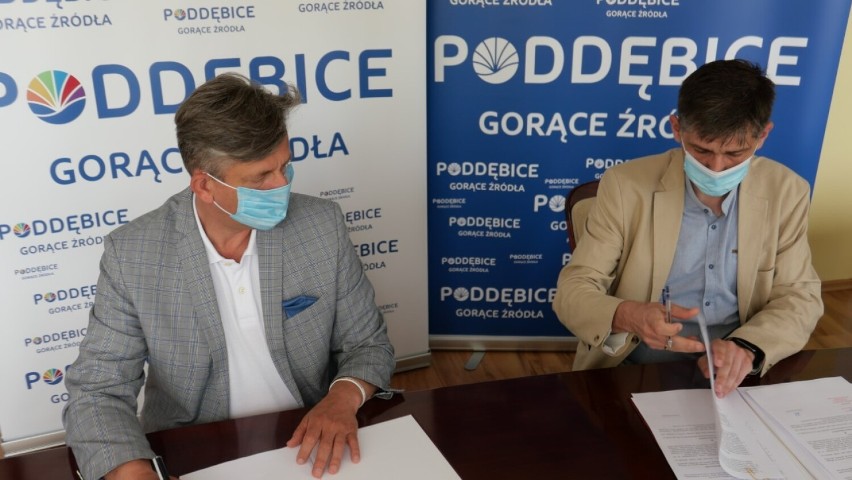 Umowa na kolejny nowy asfalt w gminie Poddębice podpisana ZDJĘCIA