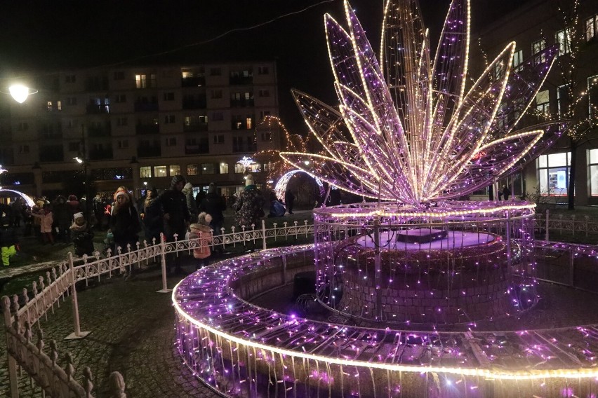 Świąteczna Iluminacja Legnicy odpalona, sporo mieszkańców przyszło do rynku