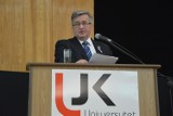 Bronisław Komorowski na UJK w Piotrkowie. Krótka piłka z byłym prezydentem