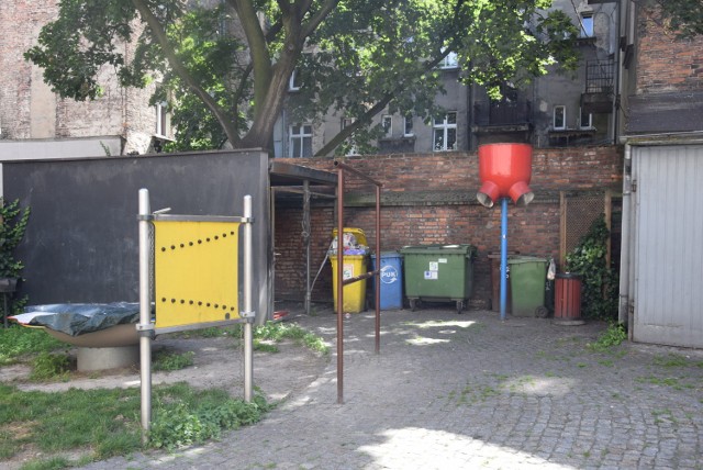 (Nie)modelowe podwórko przy ulicy Grodzkiej w Kaliszu. Mieszkańcy skarżą się na libacje i nieczystości