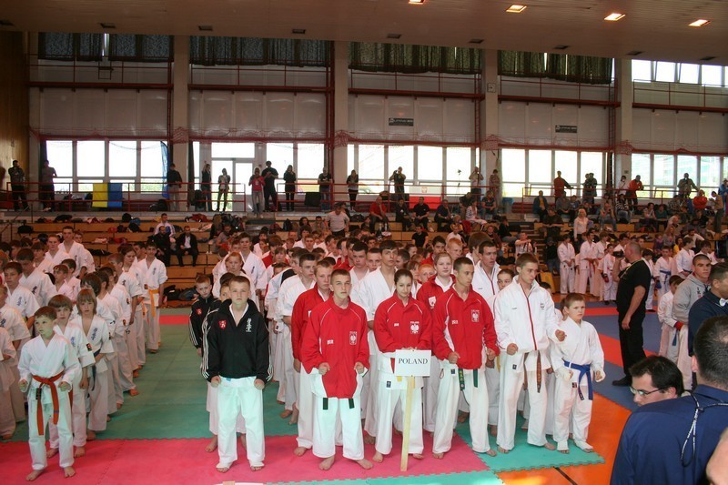 Złoto i srebro zawodniczek karate kyokushin w Pradze